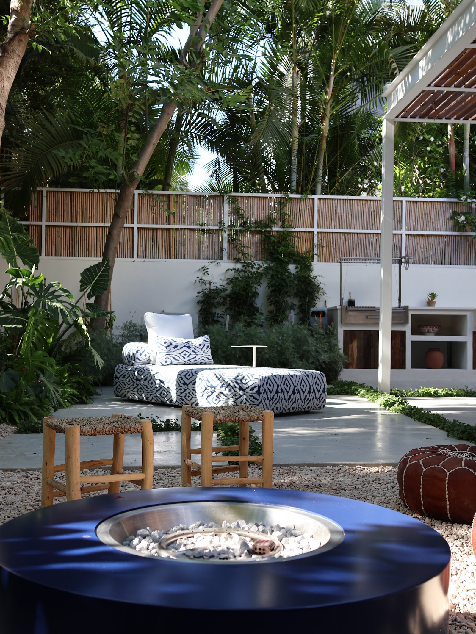White Jungle, the full garden with fire bowl