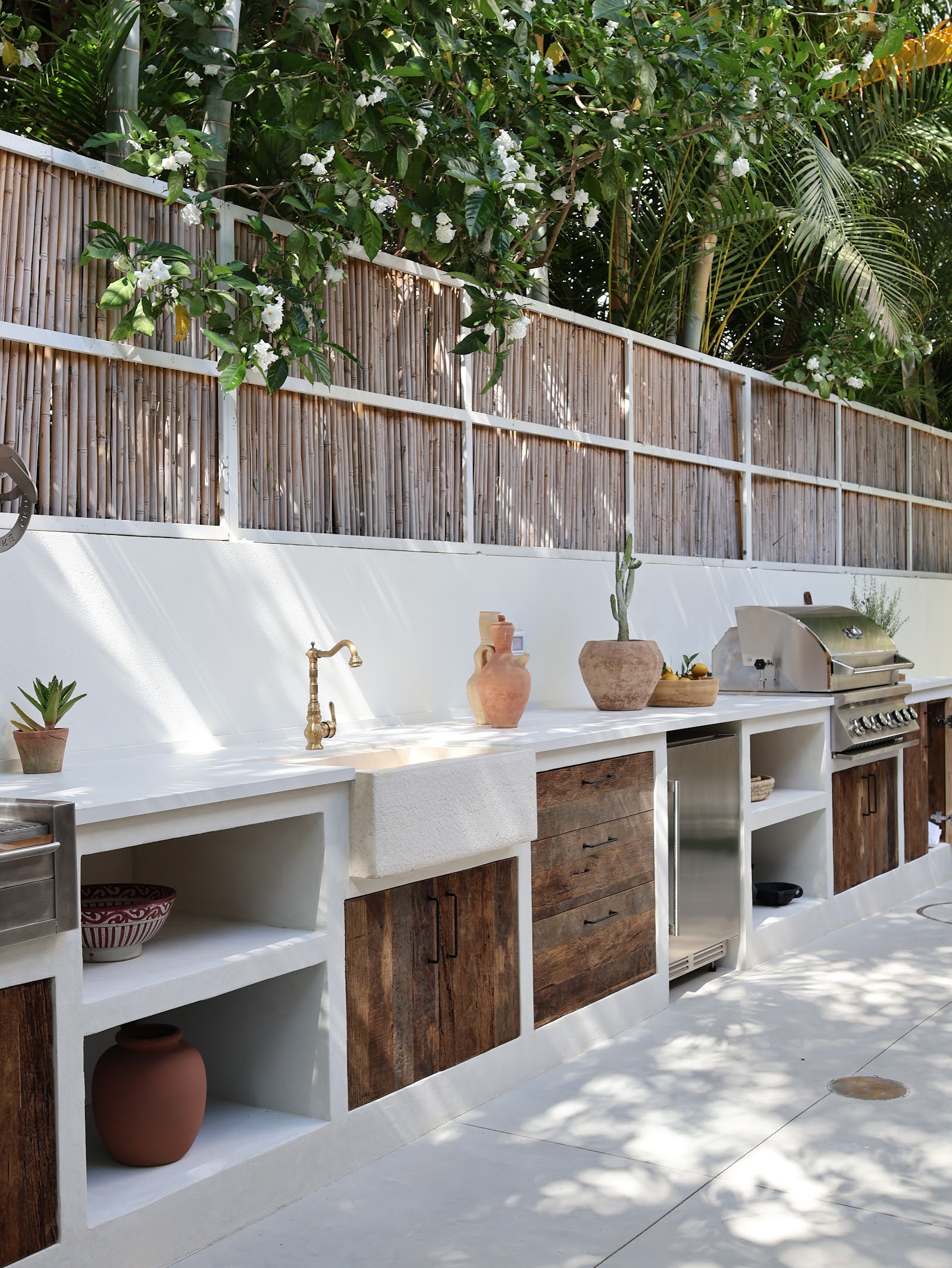White Jungle, outdoor kitchen with terracotta vessels