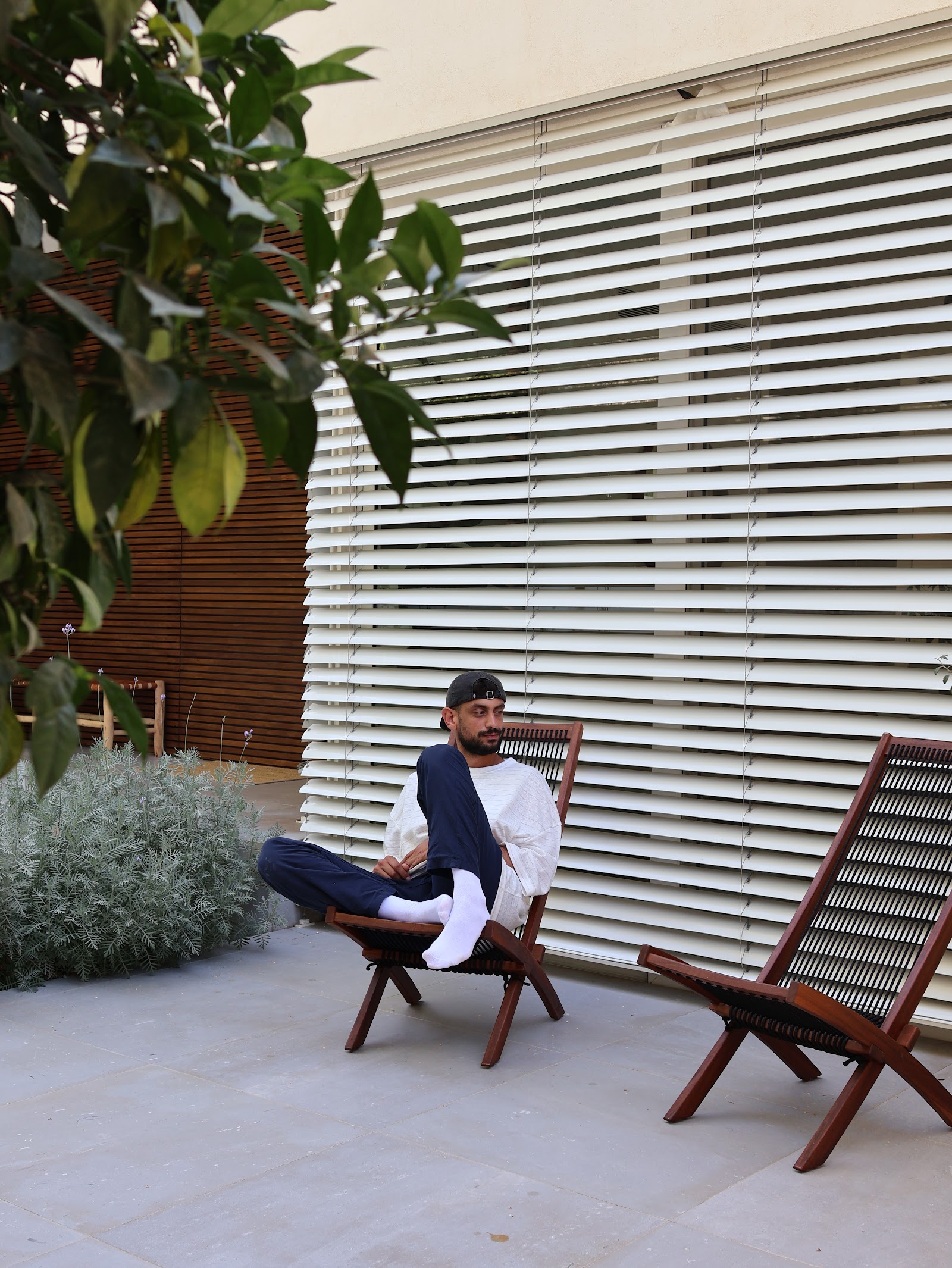 White Jungle, a quiet seat by the louvers
